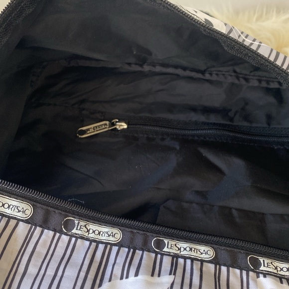 LeSportsac Butterflies print medium size travel/sports Boston’s bag light weight - Picture 5 of 9